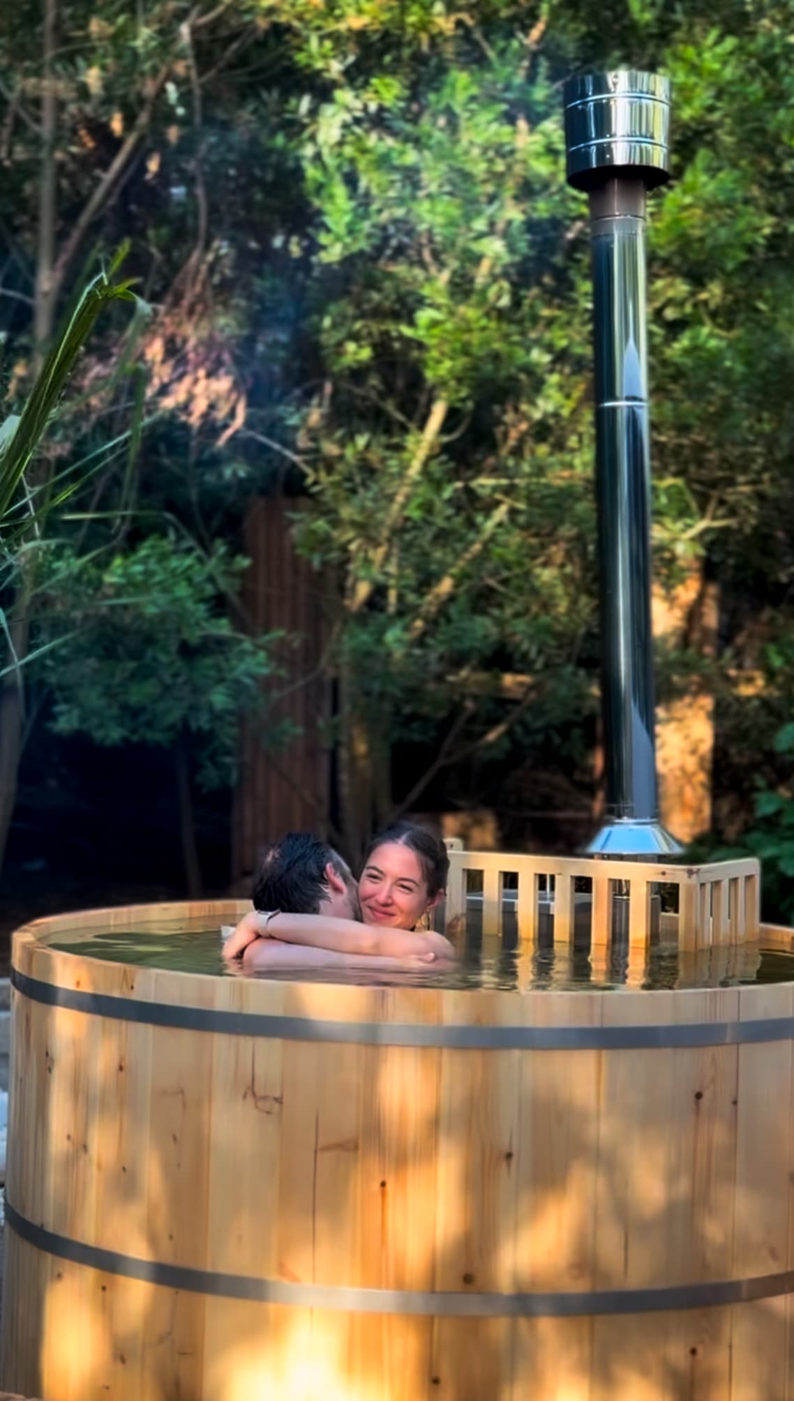 Colaboración de BondiHouse con Tinas Onsen para la tina de madera exterior