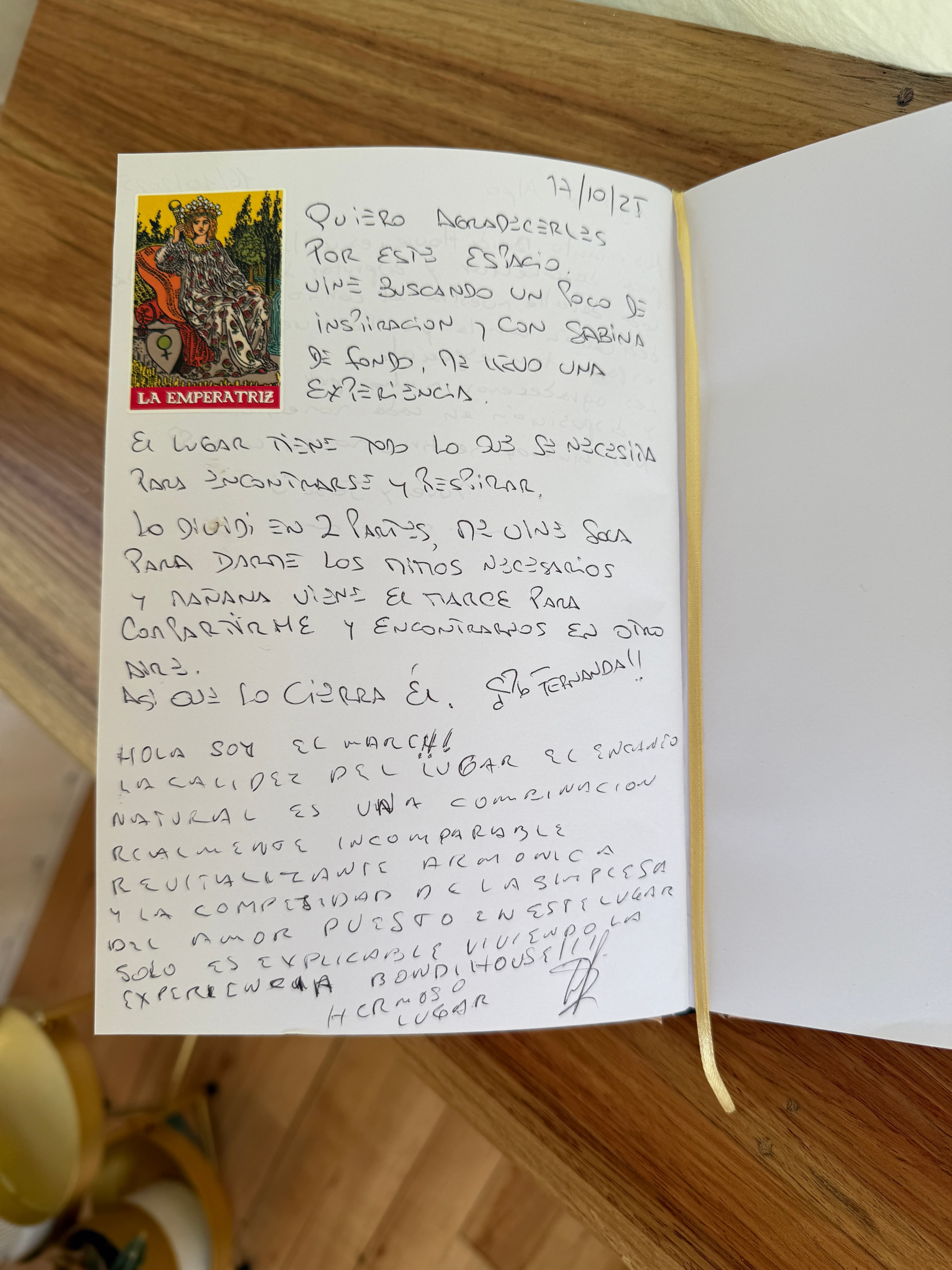 Mensaje escrito a mano en el librito de huéspedes del BondiHouse — palabras de quien se hospedó