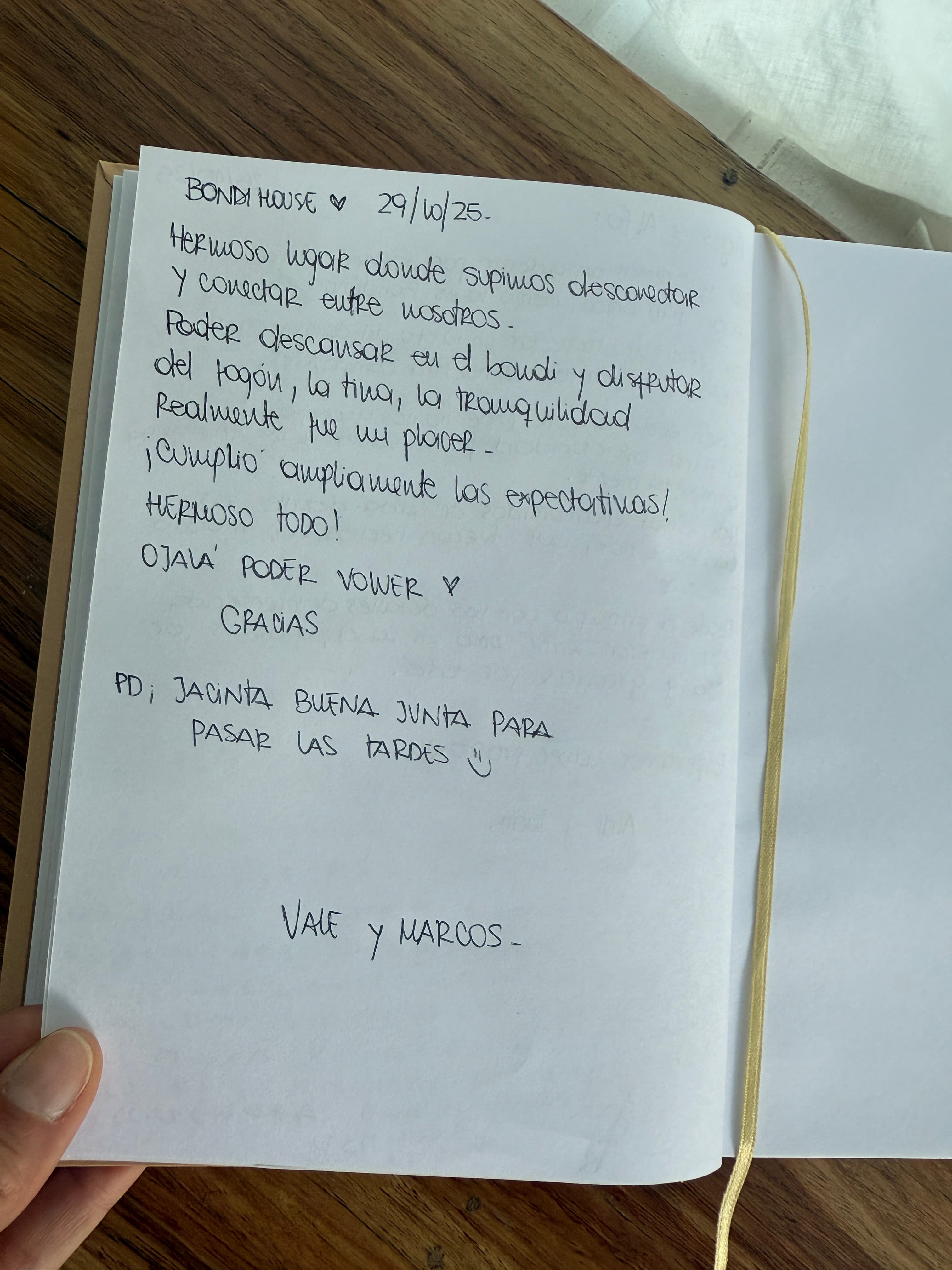 Nota de un huésped en el cuadernito de BondiHouse