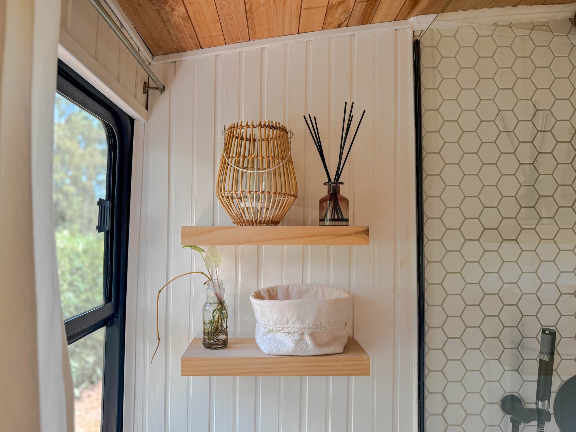 Ducha y detalles del baño interior de BondiHouse, tiny house en Uruguay
