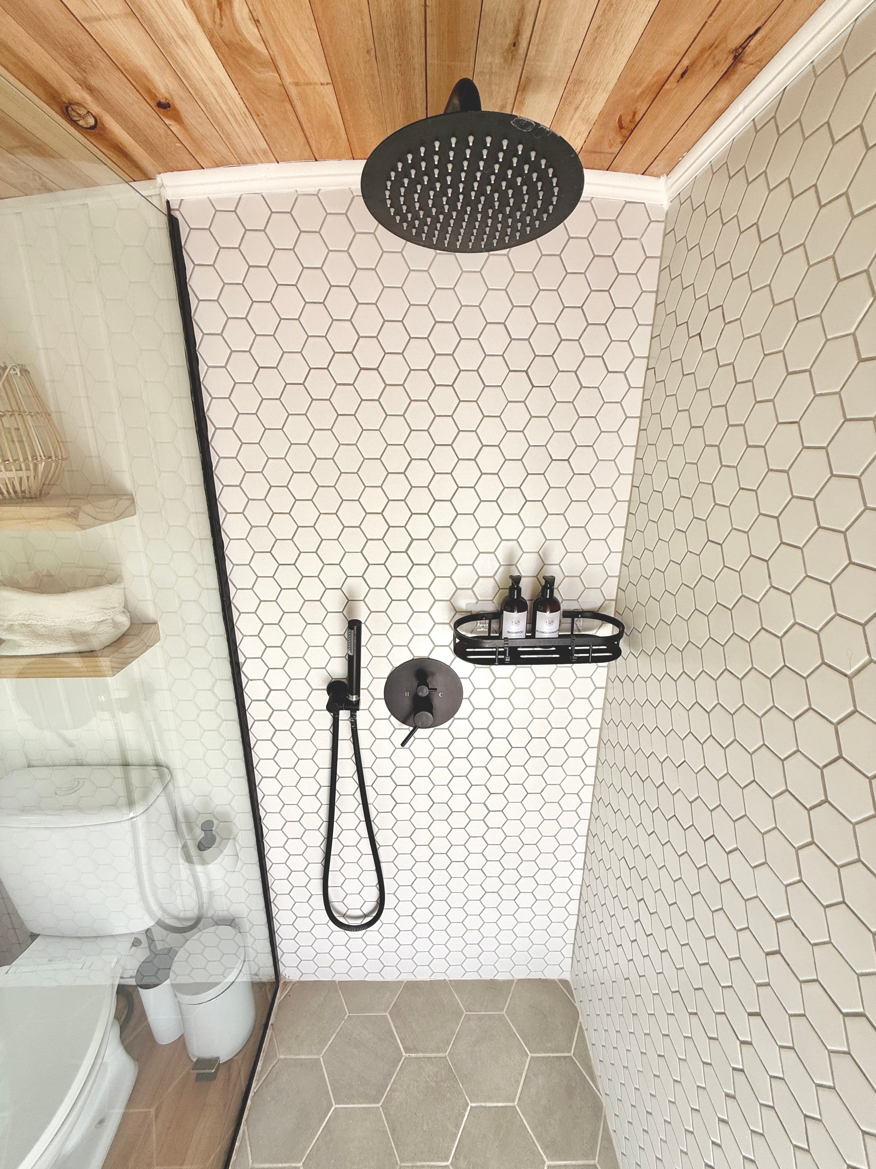 Interior del baño de BondiHouse con revestimiento de madera