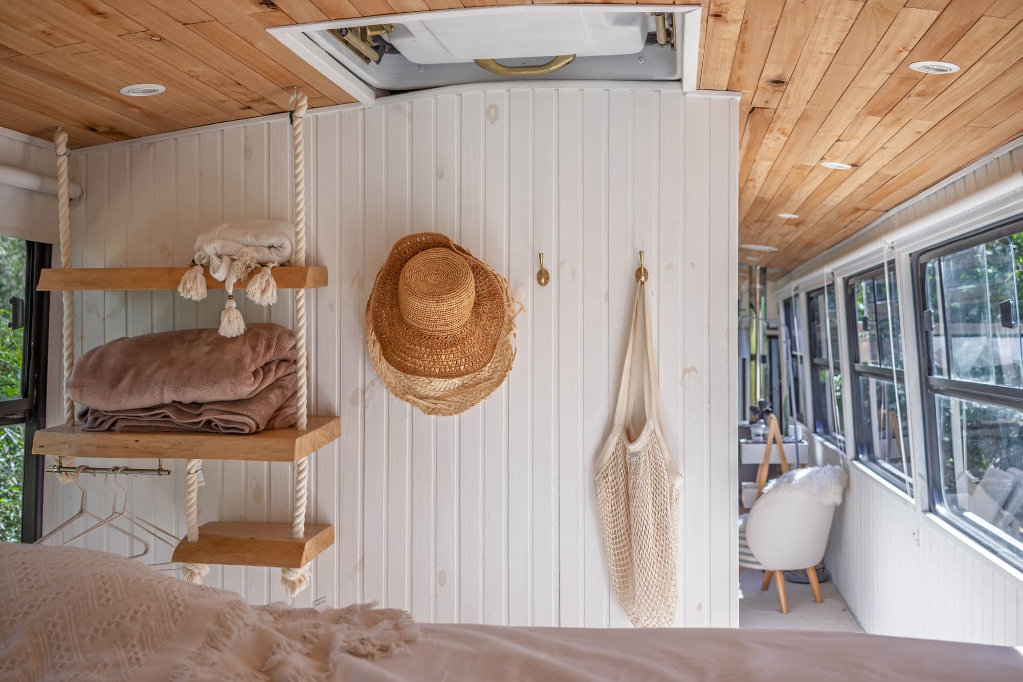 Dormitorio de BondiHouse — detalles de madera artesanal y textiles naturales