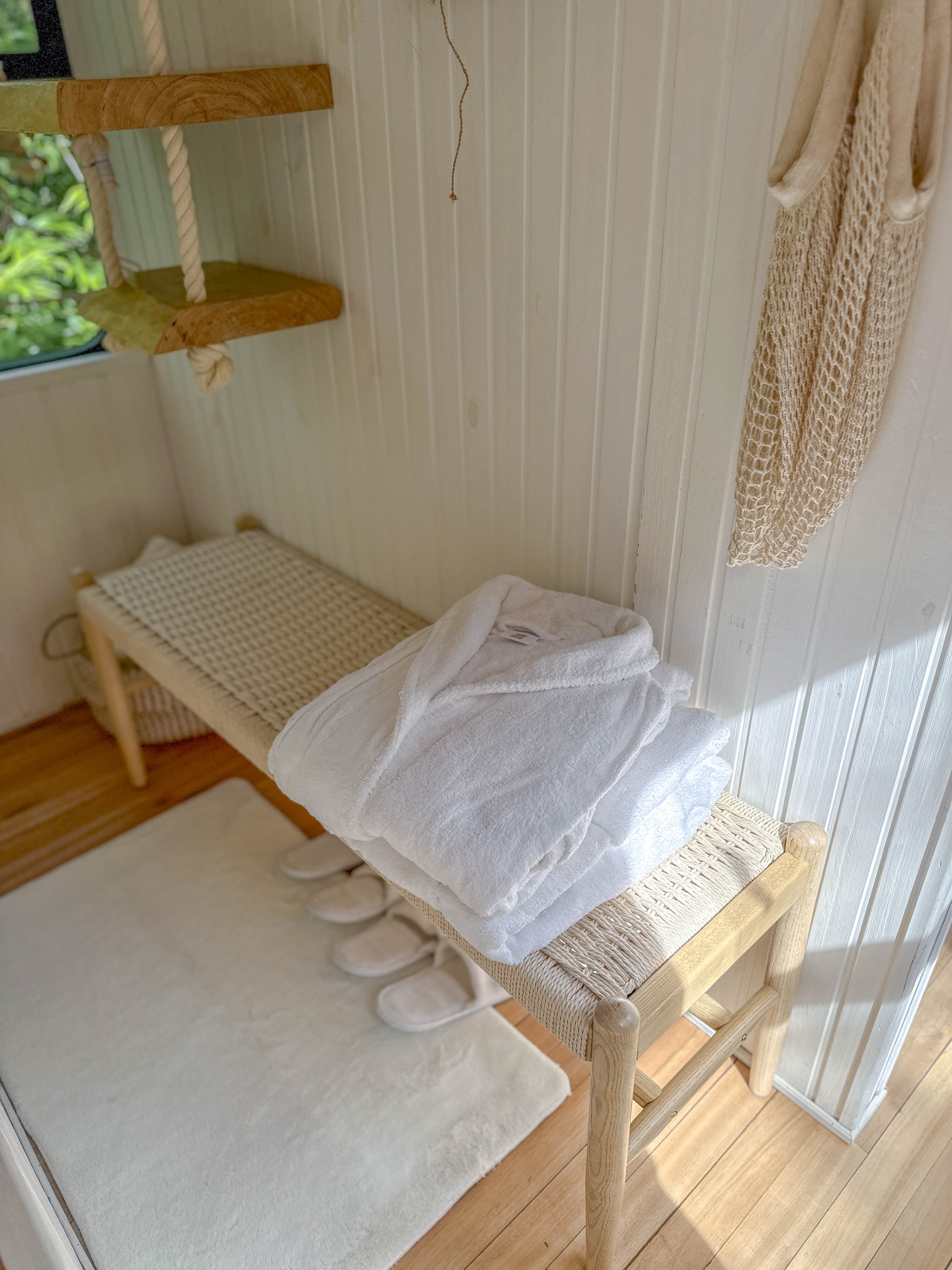 Mesita de noche y luz de mañana en el dormitorio de BondiHouse, Maldonado