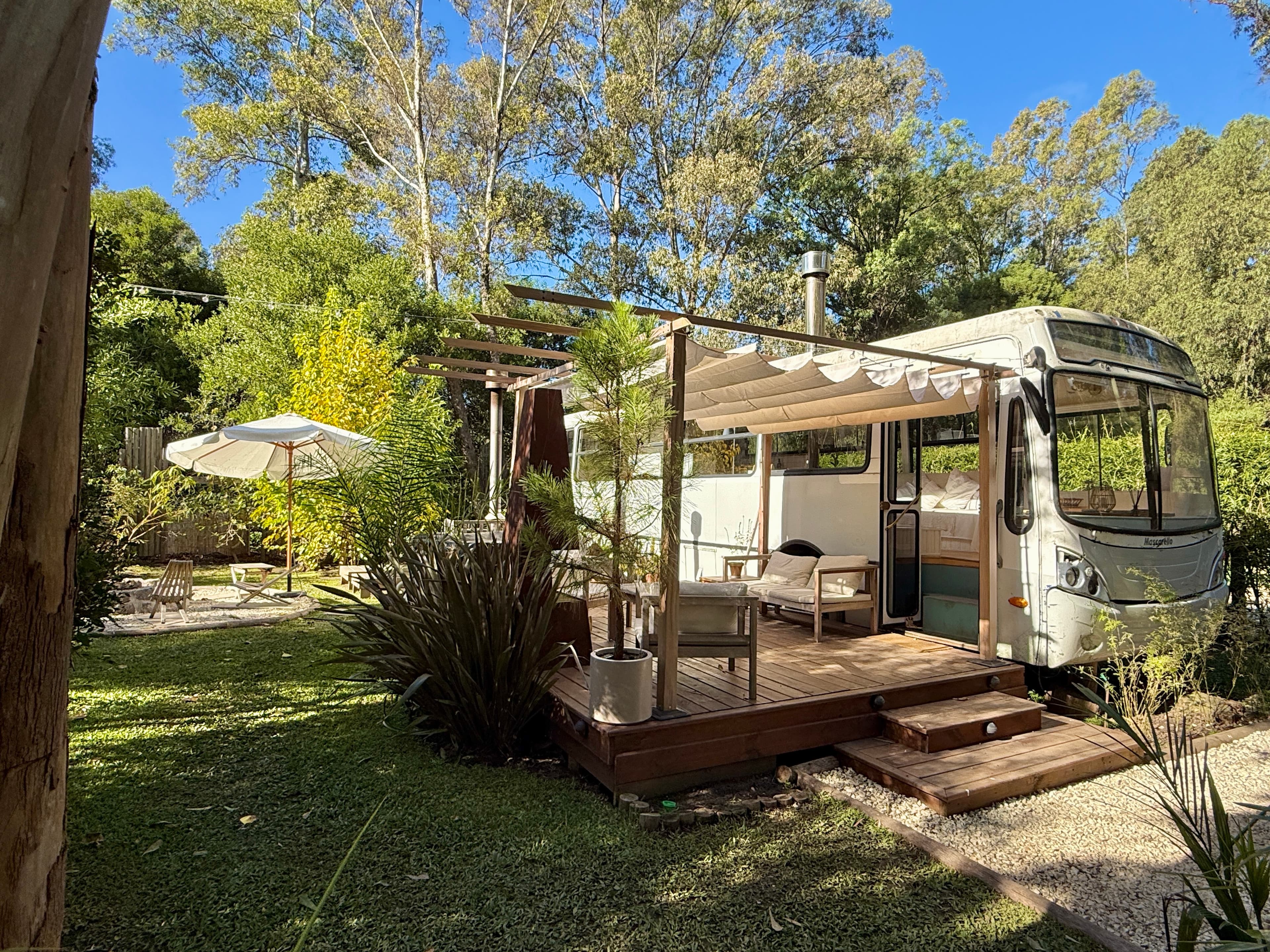 BondiHouse — tiny house construida en un ómnibus Mascarello, rodeada de bosque nativo en Sauce de Portezuelo, Uruguay
