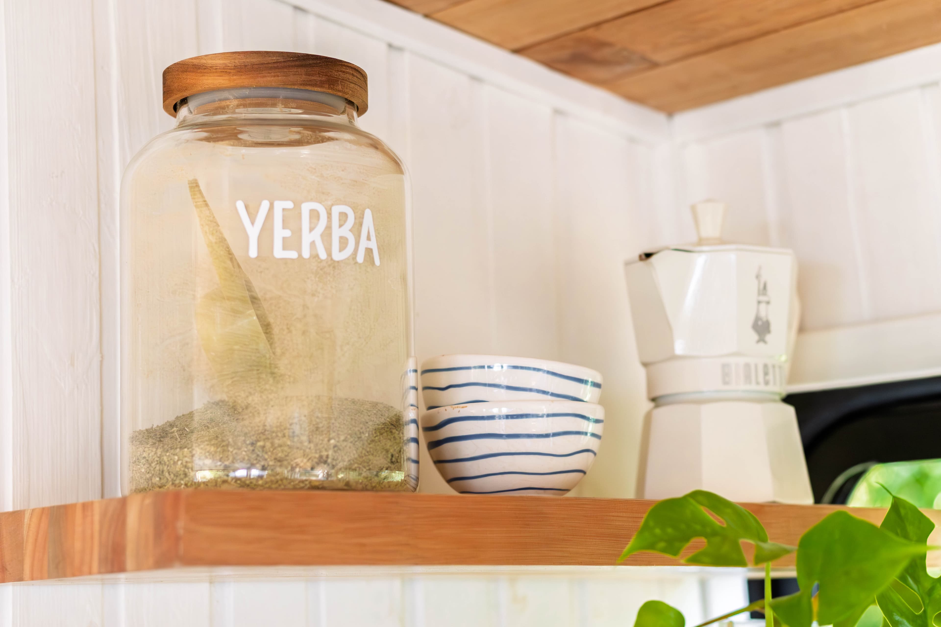Mesada de madera artesanal en la cocina de BondiHouse, tiny house en Uruguay