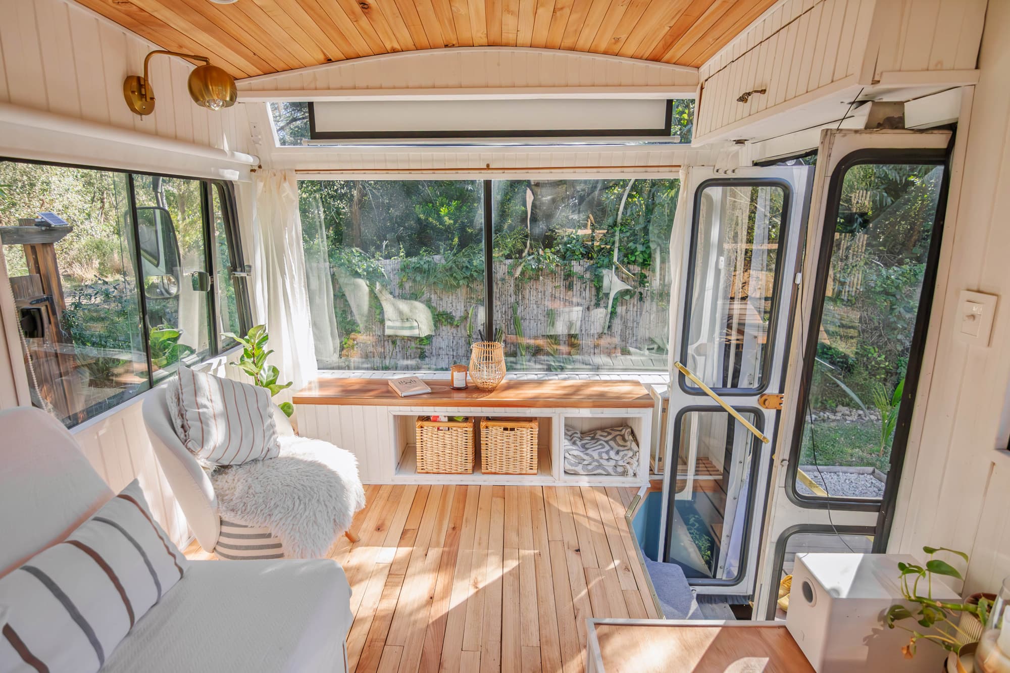 Interior del BondiHouse — living de madera con luz natural