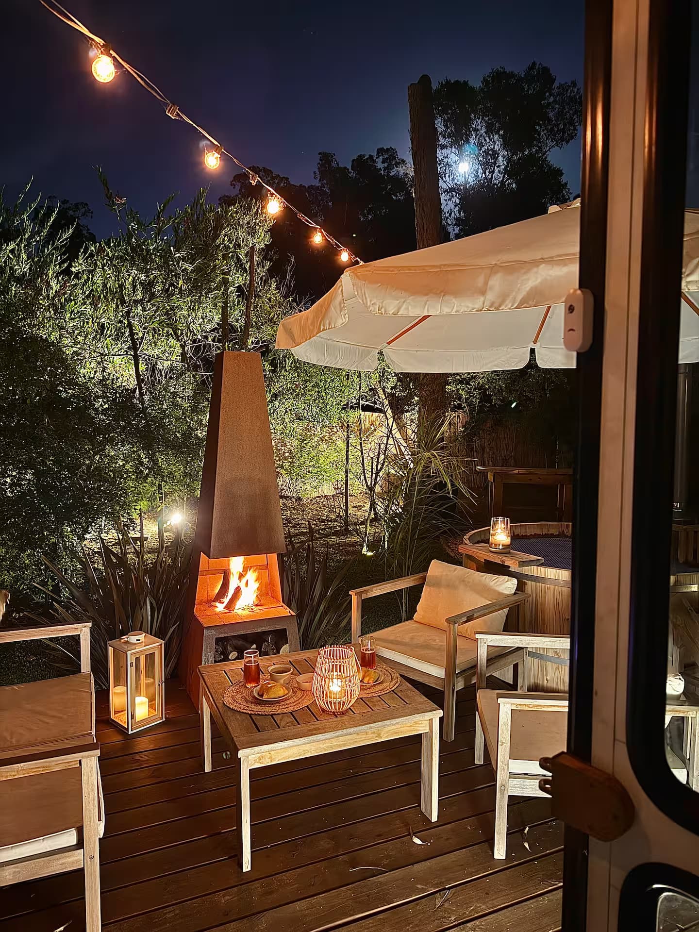 Atmósfera nocturna cálida en BondiHouse, tiny house en Uruguay