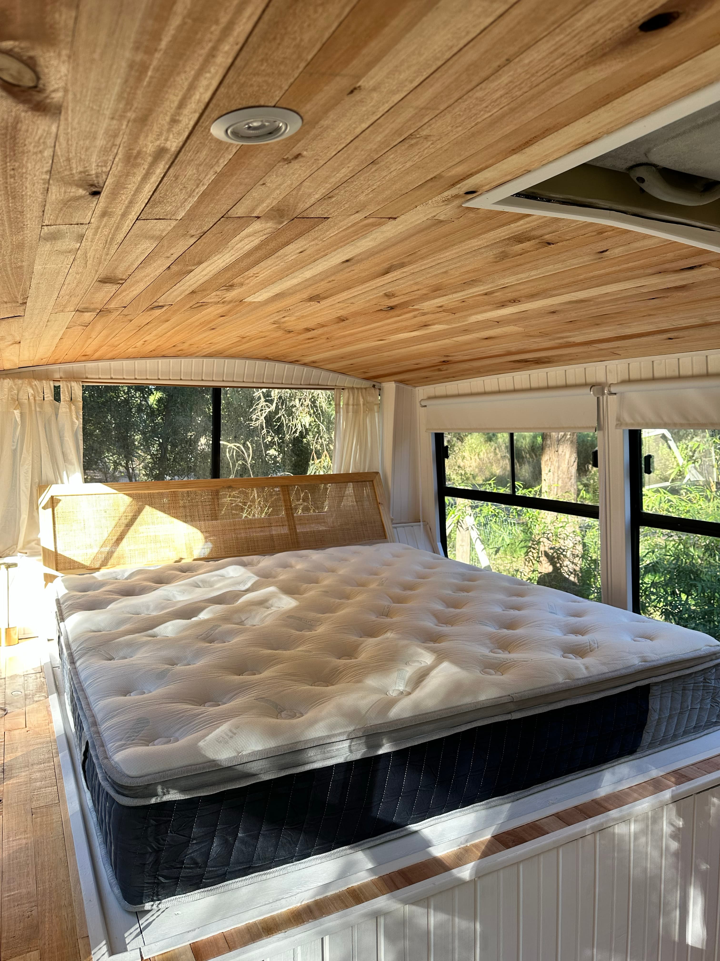 Colchón y dormitorio de BondiHouse con vista al bosque