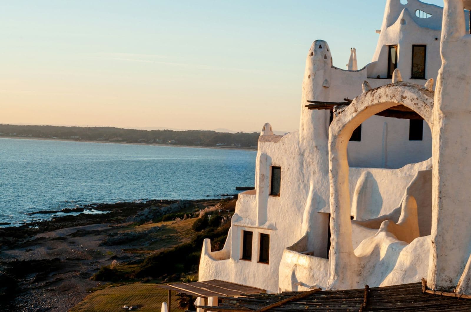 Casapueblo, la obra blanca de Carlos Páez Vilaró, al atardecer sobre el mar en Punta Ballena