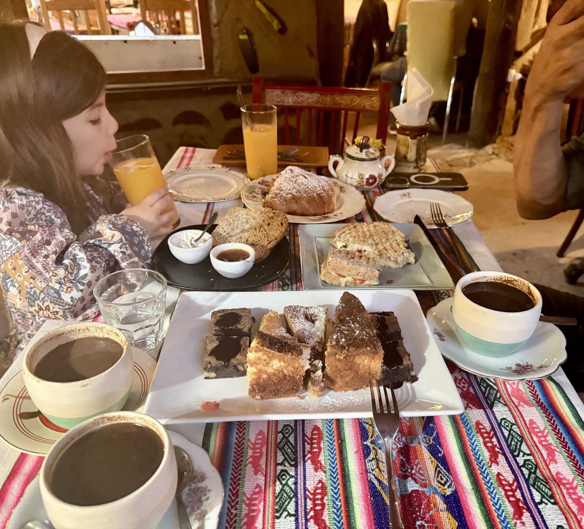 Franca merendando en La Casita de Chocolate: chocolate caliente, tortas, tostados y jugo de naranja
