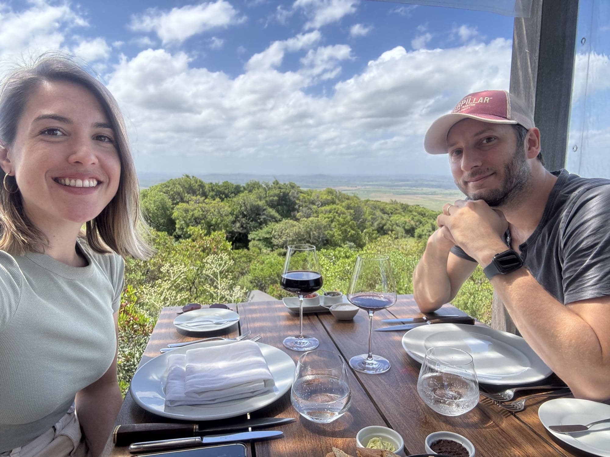 Agus y Alfo almorzando en Las Espinas, con vista al monte y las sierras desde lo alto del cerro