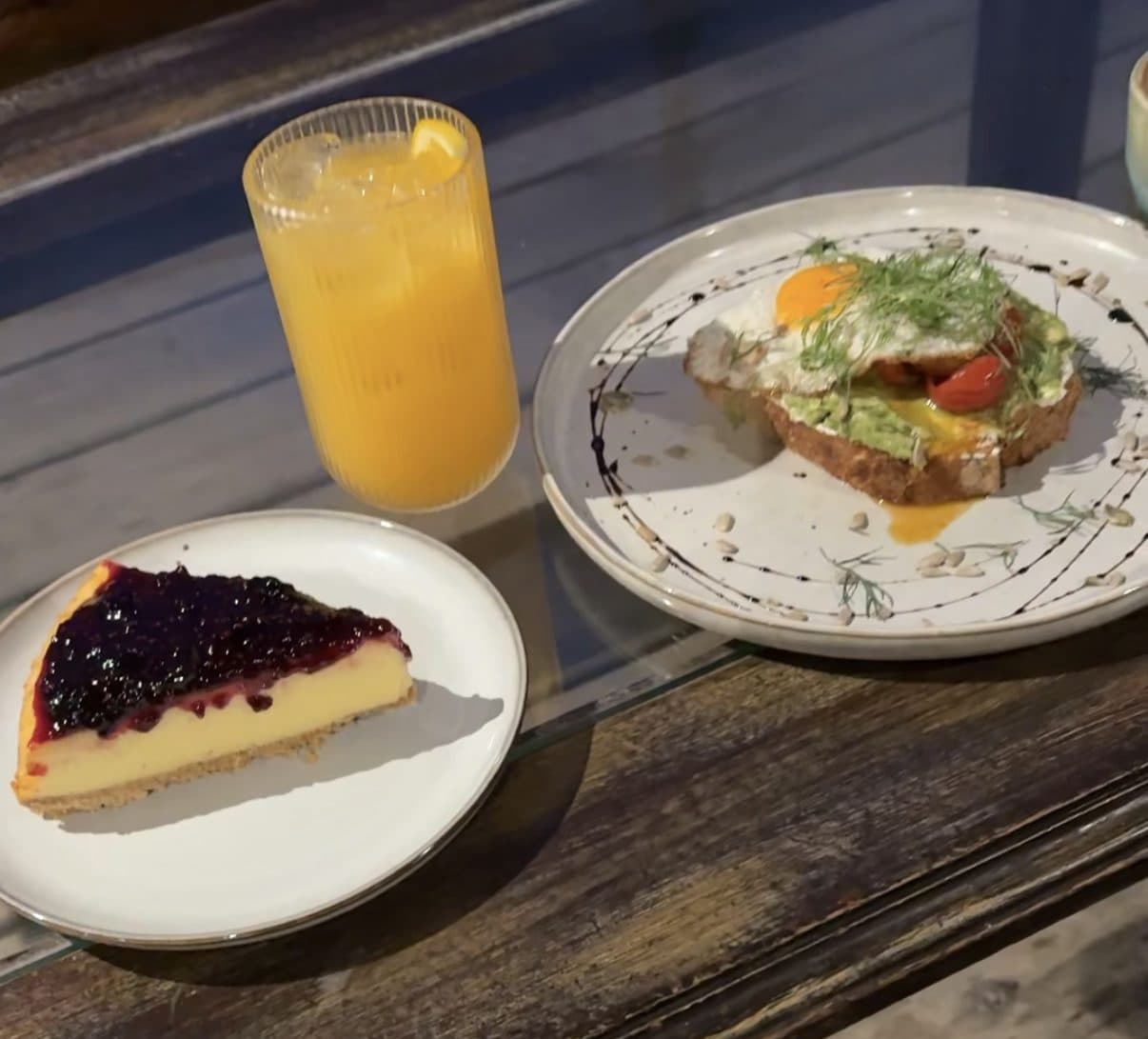 Merienda en Rocca Café: cheesecake de frutos rojos, tostada con huevo y jugo de naranja