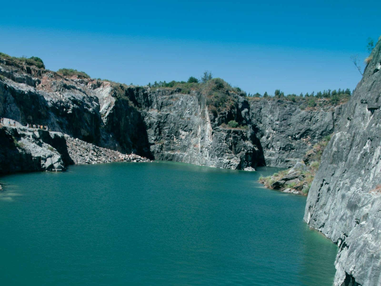 La antigua cantera de granito de Nueva Carrara: un lago turquesa entre paredes de piedra gris
