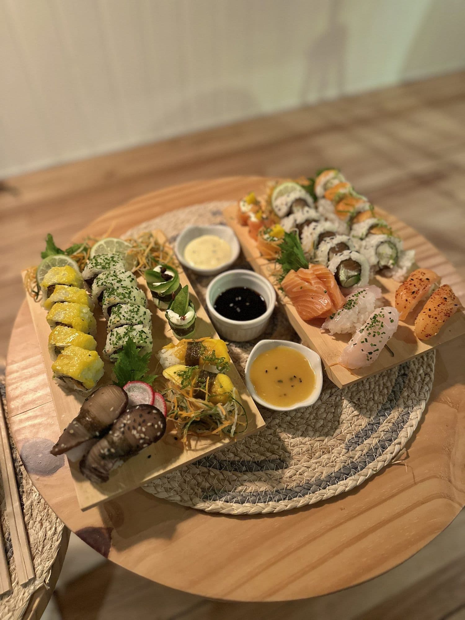 Tabla de sushi de La Casita Sushi servida en la mesa del Bondi