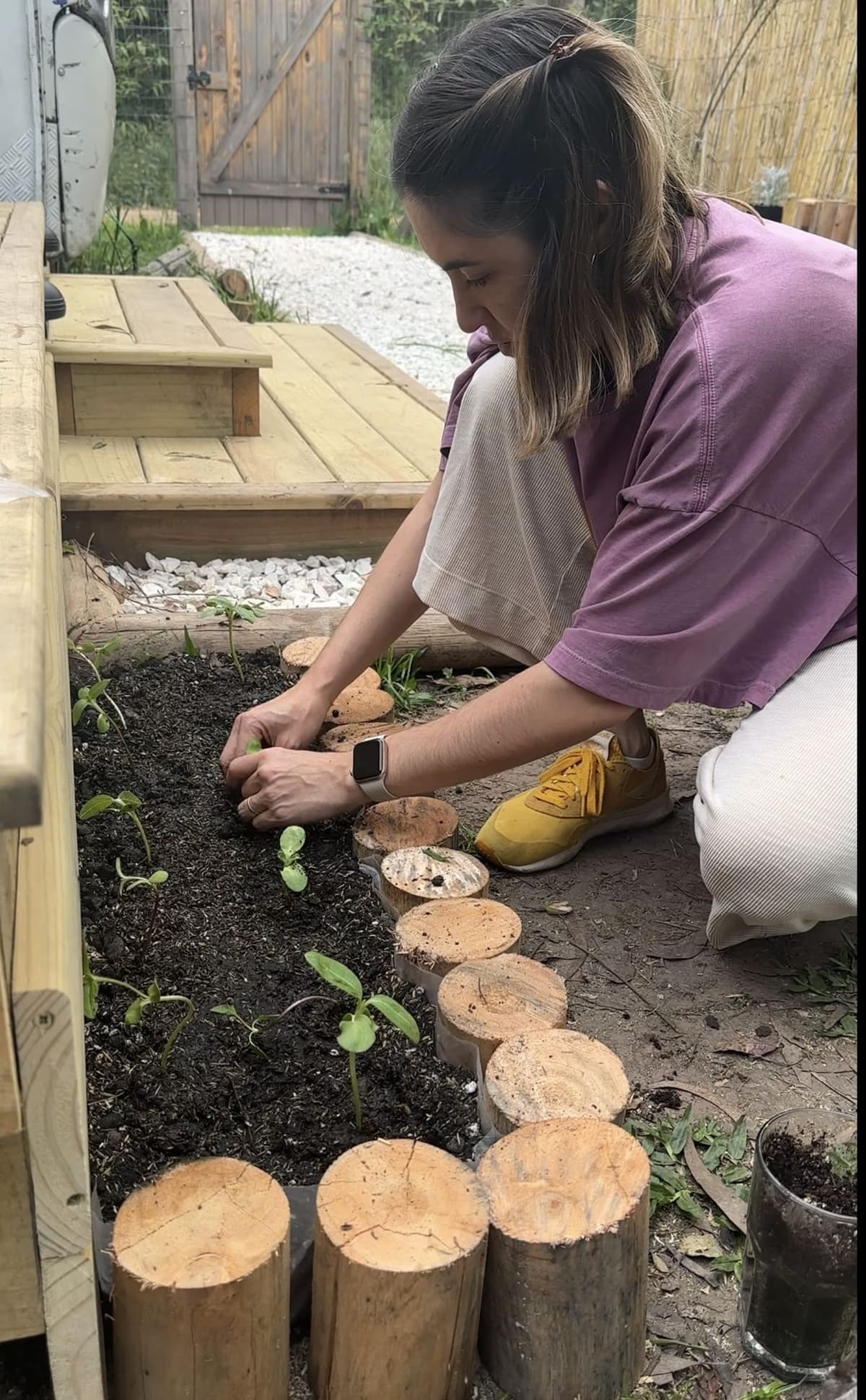 Agus plantando girasoles en el cantero del Bondi