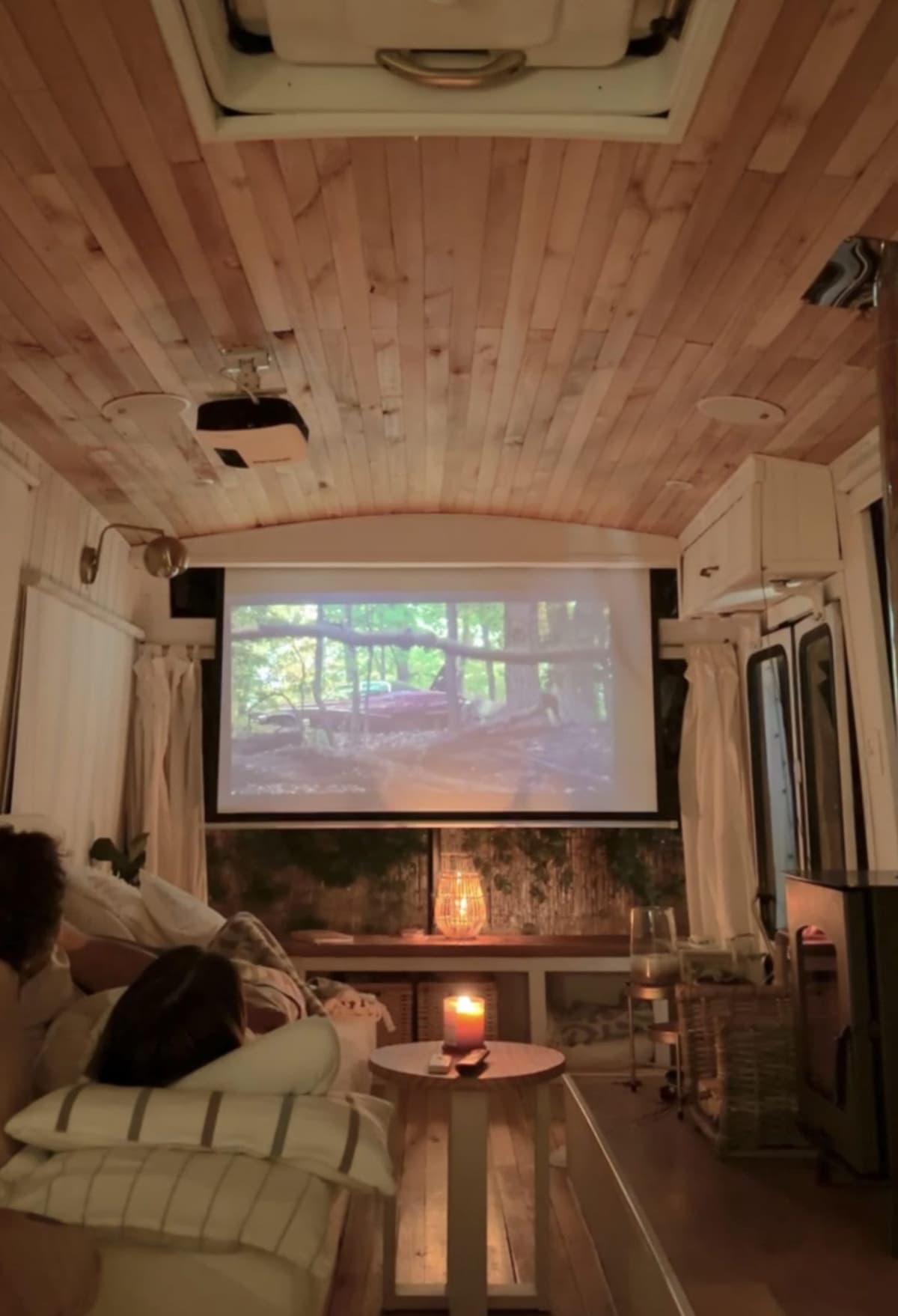Noche de película en el Bondi, con el proyector, luz cálida y velas