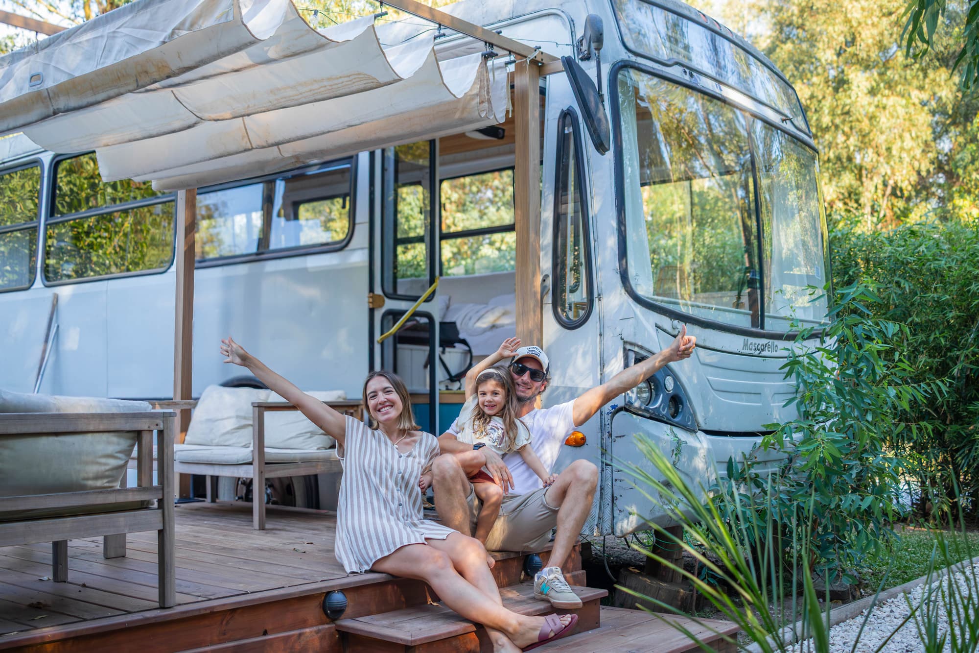 Agus y Alfo frente al BondiHouse — los creadores de esta tiny house en Maldonado, Uruguay