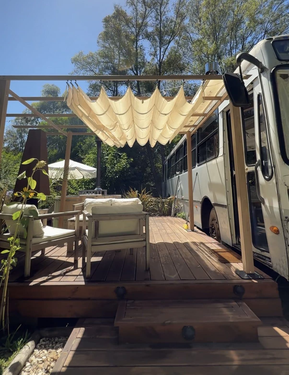 Pérgola en el deck exterior de BondiHouse